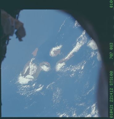 STS100-707-083 - STS-100 - Earth observation image of Hawaiian Islands taken during STS-100.