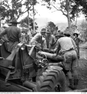 PAPUA. 1942-10-09. TRANSPORT DIFFICULTIES ARE SO GREAT IN THE NEW GUINEA BATTLE AREA THAT FIELD GUNS HAD TO BE DISMANTLED BEFORE THEY COULD BE MOVED TO FORWARD POSITIONS IN THE JUNGLE. THE MEN WHO ..