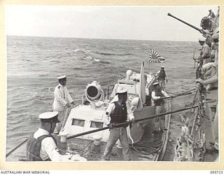 AT SEA OFF RABAUL, NEW BRITAIN. 1945-09-04. JAPANESE LAUNCH COMING ALONGSIDE HMAS VENDETTA TO PICK UP JAPANESE ENVOYS AFTER PRE- SURRENDER DISCUSSIONS ABOARD HMAS VENDETTA AT A SEA RENDEZVOUS OFF ..