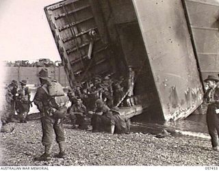 FINSCHHAFEN, NEW GUINEA. 1943-09-22. TROOPS OF THE FINSCHHAFEN FORCE EMBARKING ABOARD AN LANDING SHIP, TANK (LST)