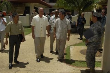 [Assignment: 48-DPA-SOI_K_Guam_6-6-7-07] Pacific Islands Tour: Visit of Secretary Dirk Kempthorne [and aides] to Guam, U.S. Territory [48-DPA-SOI_K_Guam_6-6-7-07__DI11288.JPG]