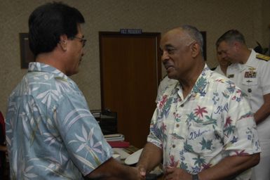[Assignment: 48-DPA-SOI_K_Pohnpei_6-10-11-07] Pacific Islands Tour: Visit of Secretary Dirk Kempthorne [and aides] to Pohnpei Island, of the Federated States of Micronesia [48-DPA-SOI_K_Pohnpei_6-10-11-07__DI13667.JPG]