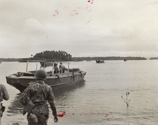 BONIKA, BRITISH SOLOMON ISLANDS PROTECTORATE. AMERICAN LANDING CRAFT AND INFANTRY THREE MILES FROM MUNDA FIELD. (NAVAL HISTORICAL COLLECTION)