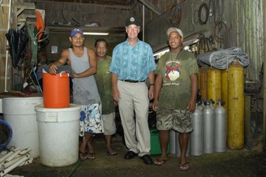 [Assignment: 48-DPA-SOI_K_Pohnpei_6-10-11-07] Pacific Islands Tour: Visit of Secretary Dirk Kempthorne [and aides] to Pohnpei Island, of the Federated States of Micronesia [48-DPA-SOI_K_Pohnpei_6-10-11-07__DI14181.JPG]