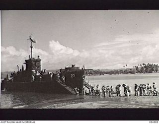 GILI GILI, NEW GUINEA, 1943-07-15. TROOPS OF THE 29TH AUSTRALIAN INFANTRY BRIGADE, 5TH AUSTRALIAN DIVISION, LOADING STORES BY "ROUND ROBIN" PRIOR TO EMBARKING ON AMERICAN LCI'S (LANDING CRAFT ..