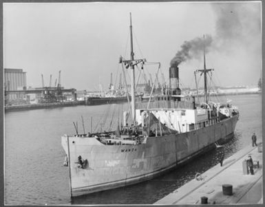 s/s WANDA coming to the harbour, the ship’s“waste”is just underway.