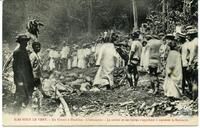 Iles Sous le Vent. - Un Umuti à Huahine - L'invocation - Le sorcier et ses fidèles s'apprêtent à traverser la fournaise