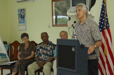 [Assignment: 48-DPA-SOI_K_Pohnpei_6-10-11-07] Pacific Islands Tour: Visit of Secretary Dirk Kempthorne [and aides] to Pohnpei Island, of the Federated States of Micronesia [48-DPA-SOI_K_Pohnpei_6-10-11-07__DI14203.JPG]