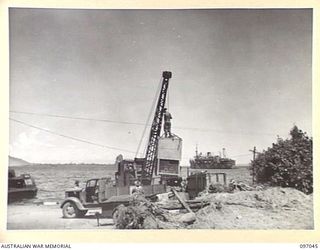 RABAUL, NEW BRITAIN. 1945-09-20. UNLOADING STORES AND EQUIPMENT FROM LANDING BARGES IN 28 INFANTRY BATTALION AREA. THE STORES AND EQUIPMENT WERE BROUGHT IN BY THE ANDREW BRISCOE, THE FIRST VICTORY ..