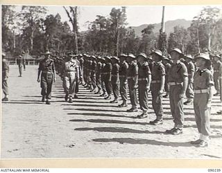 BOUGAINVILLE. 1945-04-04. COLONEL A.L. DAWKINS, DEPUTY DIRECTOR OF MEDICAL SERVICES 2 CORPS (2), WITH COLONEL F.K. WALLACE (9), AND LIEUTENANT COLONEL S.D. MEARES (1), INSPECTING 7 FIELD AMBULANCE ..