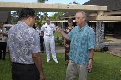 [Assignment: 48-DPA-SOI_K_Pohnpei_6-10-11-07] Pacific Islands Tour: Visit of Secretary Dirk Kempthorne [and aides] to Pohnpei Island, of the Federated States of Micronesia [48-DPA-SOI_K_Pohnpei_6-10-11-07__DI13690.JPG]