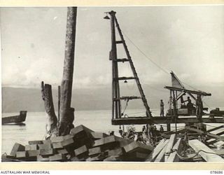 JACQUINOT BAY, NEW BRITAIN. 1945-01-24. SAPPERS OF THE 17TH FIELD COMPANY DRIVING PILES FOR THE NEW 360 FOOT WHARF TO BE USED FOR DOCKING AMERICAN "LIBERTY" SHIPS ON THE SOUTHERN SHORE OF THE BAY