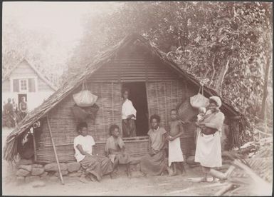 Women and children in front of house at Leha, Ure, 1906 / J.W. Beattie