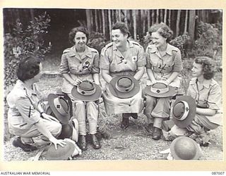 BRISBANE, QLD. 1945-02-21. MEMBERS OF THE AUSTRALIAN ARMY MEDICAL WOMEN'S SERVICE (AAMWS) WITH LIEUTENANT M E WADDELL, OFFICER IN CHARGE OF THEIR DRAFT, (3), AT FRAZER'S PADDOCK BEFORE EMBARKING TO ..