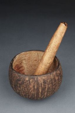 Ipu lama (coconut cup mortar and pestle)