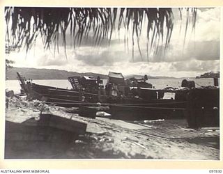 KAHILI, BOUGAINVILLE. 1945-10-08. AUSTRALIAN LANDING CRAFT OF 42 LANDING CRAFT COMPANY, BEACHED WHILE THE CREW CARRY OUT REPAIRS. THE LANDING CRAFT WERE USED TO TRANSPORT 18,900 JAPANESE TROOPS ..