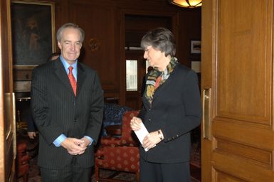 [Assignment: 48-DPA-02-26-08_SOI_K_Lingle] Secretary Dirk Kempthorne [meeting at Main Interior with delegation led by] Hawaii Governor Linda Lingle [48-DPA-02-26-08_SOI_K_Lingle_IOD_1218.JPG]