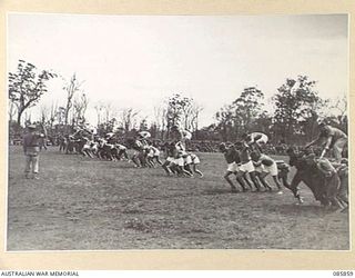 HERBERTON, QLD. 1945-01-19. HQ 9 DIVISION TROOPS AT THE START OF THE CHARIOT RACE DURING THE 9 DIVISION GYMKHANA AND RACE MEETING HELD AT HERBERTON RACECOURSE. EACH TEAM, COMPRISING 6 MEN AND A ..