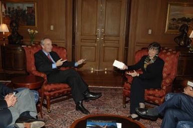 [Assignment: 48-DPA-02-26-08_SOI_K_Lingle] Secretary Dirk Kempthorne [meeting at Main Interior with delegation led by] Hawaii Governor Linda Lingle [48-DPA-02-26-08_SOI_K_Lingle_IOD_1205.JPG]