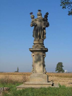 ["Uničov, a column with a statue of St. Anny Samoa, third.", "Uničov, sloup se sochou sv. Anny Samotřetí."]