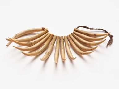 Wasekaseka (sperm whale tooth necklace)