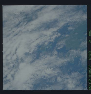 S33-75-006 - STS-033 - STS-33 earth observations