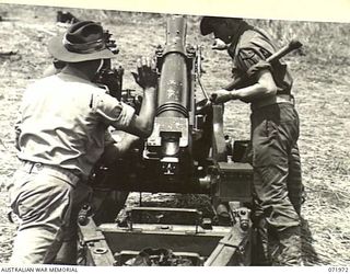 MASAWENG RIVER, NEW GUINEA. 1944-03-31. MEMBERS OF E TROOP, 64TH BATTERY, 2/14TH FIELD REGIMENT AT GUN DRILL TRAINING ON A SHORT (QUICK FIRING) 25 POUNDER SET AT MAXIMUM ELEVATION