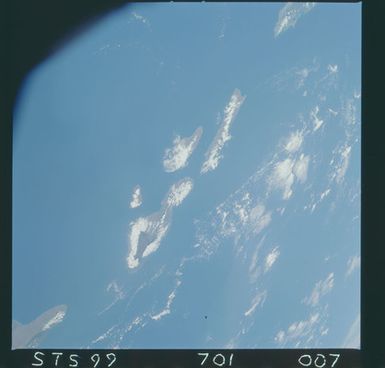 STS099-701-007 - STS-099 - Earth observations of the Hawaiian Islands taken from OV-105 during STS-99