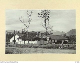 LAE, NEW GUINEA. 1944-07-14. A SECTION OF THE 2/7TH AUSTRALIAN GENERAL HOSPITAL SHOWING THE PHYSIOTHERAPY DEPARTMENT (FOREGROUND) WHILE IN THE BACKGROUND IS THE X RAY SECTION AND THE OPERATING ..