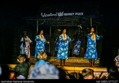 Oahu - International Market - modern Hawaiian dancing