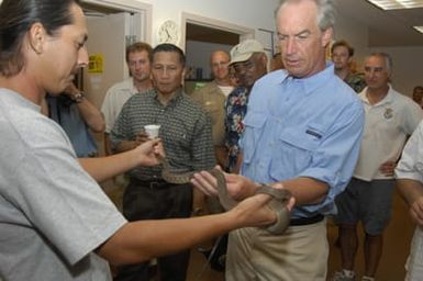 [Assignment: 48-DPA-SOI_K_Guam_6-6-7-07] Pacific Islands Tour: Visit of Secretary Dirk Kempthorne [and aides] to Guam, U.S. Territory [48-DPA-SOI_K_Guam_6-6-7-07__DI12171.JPG]