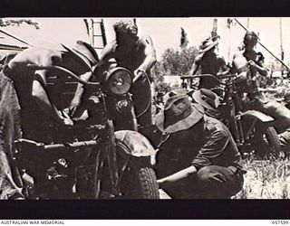 SALAMAUA AREA, NEW GUINEA. 1943-09-20. TROOPS OF THE 312TH AUSTRALIAN LIGHT AID DETACHMENT, 29TH AUSTRALIAN INFANTRY BRIGADE, 5TH AUSTRALIAN DIVISION, AT WORK REPAIRING CAPTURED JAPANESE MOTOR ..