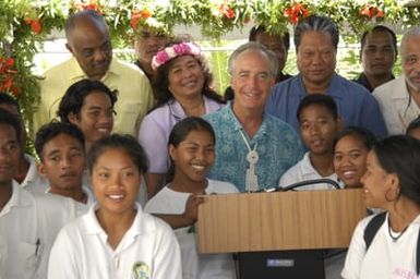 [Assignment: 48-DPA-SOI_K_Majuro_6-11-12-07] Pacific Islands Tour: Visit of Secretary Dirk Kempthorne [and aides] to Majuro Atoll, of the Republic of Marshall Islands [48-DPA-SOI_K_Majuro_6-11-12-07__DI14657.JPG]