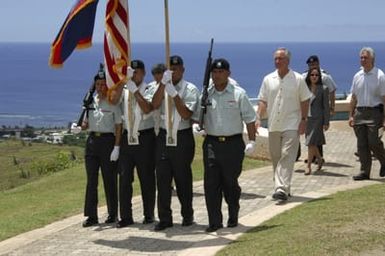 [Assignment: 48-DPA-SOI_K_Guam_6-6-7-07] Pacific Islands Tour: Visit of Secretary Dirk Kempthorne [and aides] to Guam, U.S. Territory [48-DPA-SOI_K_Guam_6-6-7-07__DI11411.JPG]