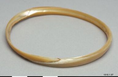 ["smycke, armband, armring, armlet, bangle, jewellery", "smycke, armband, armring, armlet, bangle, jewellery"]