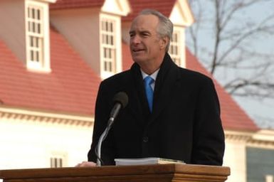 [Assignment: 48-DPA-01-12-09_SOI_K_Mt_Vernon] Visit of Secretary Dirk Kempthorne to Mount Vernon Estate and Gardens, Mount Vernon, Virginia, [for touring and announcement of the U.S. nomination of the George Washington home, along with the Papahanaumokuakea Marine National Monument in Hawaii, for inclusion on the United Nations Educational, Scientific, and Cultural Organization's (UNESCO's) World Heritage List. Joining Secretary Kempthorne for the announcement was James Rees, Executive Director of the Mount Vernon Estate and Gardens.] [48-DPA-01-12-09_SOI_K_Mt_Vernon_DOI_5699.JPG]
