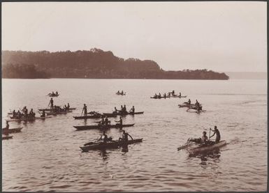 Solomon Islanders in canoes on Graciosa Bay, Santa Cruz Islands, 1906, 3 / J.W. Beattie