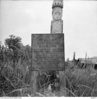 SALAMAUA ISTHMUS, NEW GUINEA. 1954-08. THE PLAQUE ERECTED AT THE SOUTH WEST END OF THE SALAMAUA ISTHMUS BY THE AUSTRALIAN BATTLEFIELDS MEMORIAL COMMITTEE, UNDER A SCHEME INITIATED BY THE AUSTRALIAN ..