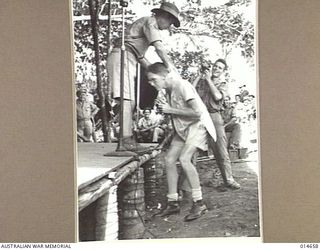 1943-04-14. NEW GUINEA. FILM STAR, JOE E. BROWN ENTERTAINS AUSTRALIAN AND AMERICAN TROOPS. (NEGATIVE BY N. BROWN)