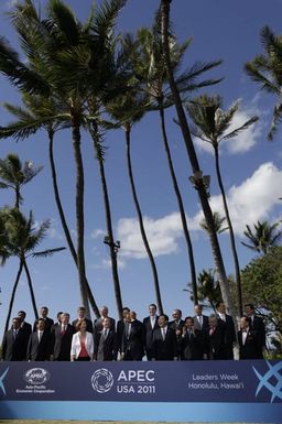 Barack Obama poses with other leaders for the APEC Family Photo in Honolulu, Hawaii, November 13, 2011