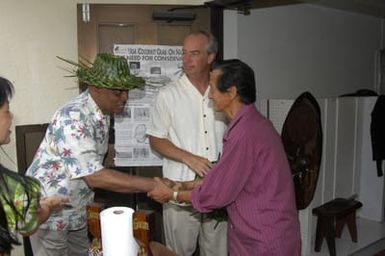 [Assignment: 48-DPA-SOI_K_Guam_6-6-7-07] Pacific Islands Tour: Visit of Secretary Dirk Kempthorne [and aides] to Guam, U.S. Territory [48-DPA-SOI_K_Guam_6-6-7-07__DI11197.JPG]