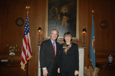 [Assignment: 48-DPA-02-26-08_SOI_K_Lingle] Secretary Dirk Kempthorne [meeting at Main Interior with delegation led by] Hawaii Governor Linda Lingle [48-DPA-02-26-08_SOI_K_Lingle_IOD_1209.JPG]