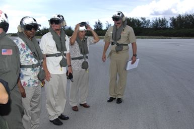 [Assignment: 48-DPA-SOI_K_Guam_6-6-7-07] Pacific Islands Tour: Visit of Secretary Dirk Kempthorne [and aides] to Guam, U.S. Territory [48-DPA-SOI_K_Guam_6-6-7-07__DI11518.JPG]