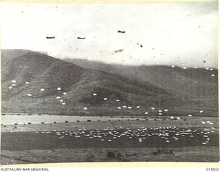 1943-09-28. NEW GUINEA. PARATROOPS AT PRACTICE IN AUSTRALIA PRIOR TO THEIR DROP IN THE MARKHAM VALLEY