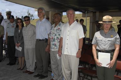 [Assignment: 48-DPA-SOI_K_Guam_6-6-7-07] Pacific Islands Tour: Visit of Secretary Dirk Kempthorne [and aides] to Guam, U.S. Territory [48-DPA-SOI_K_Guam_6-6-7-07__DI11376.JPG]