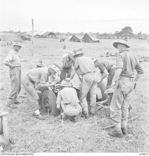 MARKHAM VALLEY, NEW GUINEA. 1944-08-28. MEMBERS OF A GUN CREW FROM 12 BATTERY OF THE 4TH FIELD REGIMENT, DISMANTLING THEIR SHORT 25 POUNDER GUN DURING A TRAINING EXERCISE. IDENTIFIED PERSONNEL ARE: ..