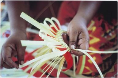 'Head decoration' interlacing of imported ribbon