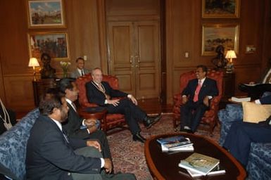 [Assignment: 48-DPA-02-25-08_SOI_K_Pres_Palau] Secretary Dirk Kempthorne [meeting at Main Interior] with government delegation from the Republic of Palau, [led by Palau President Tommy Remengesau. Secretary Kempthorne and President Remengesau discussed, among other subjects, the possibility of creating a National Heritage Area on the Palau island of Peleliu, along with the upcoming Review of the Palau-U.S. Compact of Free Association.] [48-DPA-02-25-08_SOI_K_Pres_Palau_IOD_1096.JPG]
