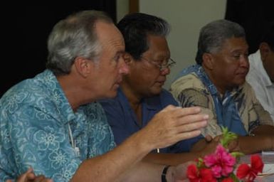 [Assignment: 48-DPA-SOI_K_Majuro_6-11-12-07] Pacific Islands Tour: Visit of Secretary Dirk Kempthorne [and aides] to Majuro Atoll, of the Republic of Marshall Islands [48-DPA-SOI_K_Majuro_6-11-12-07__DI14737.JPG]