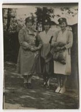 Daphine Doster Mastroianni and two friends, Fiji